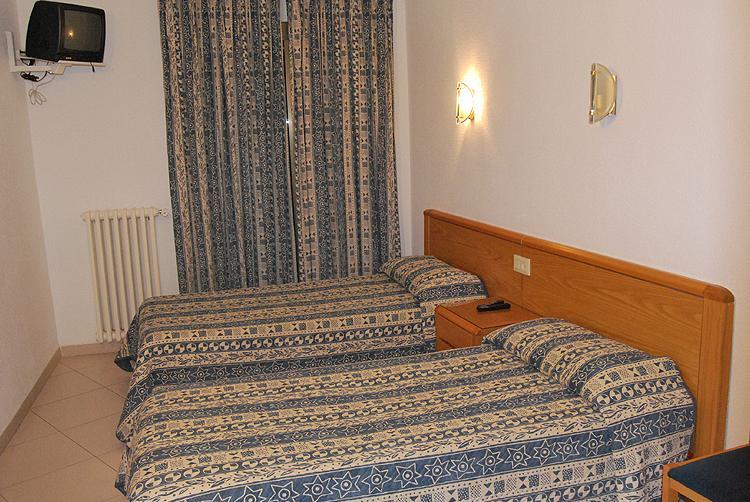 Hostal Gran Sol Llanca Bagian luar foto
