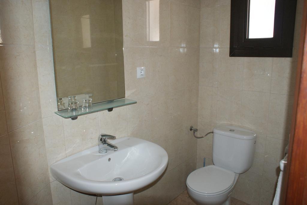 Hostal Gran Sol Llanca Bagian luar foto